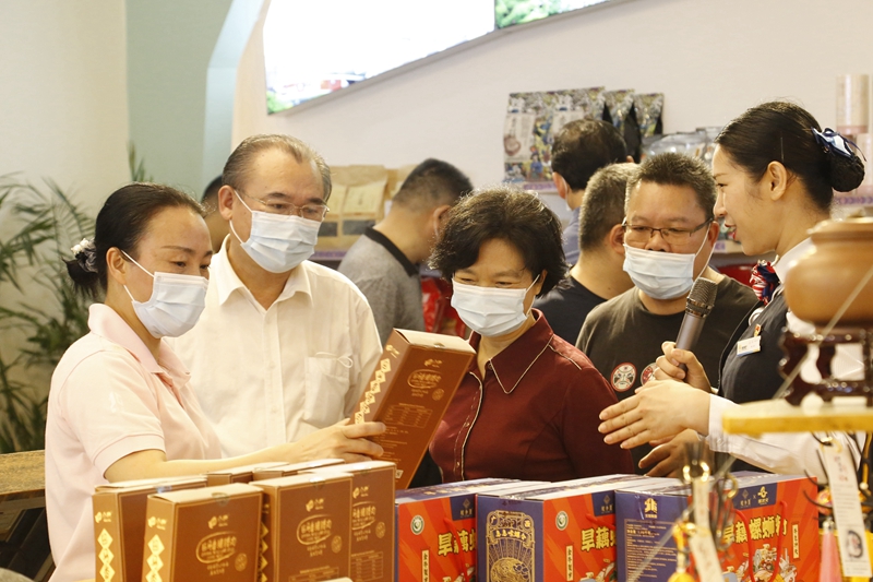 10.參觀那馬服務(wù)區(qū)扶貧產(chǎn)品展銷廳，此為廣西高速公路第一家扶貧產(chǎn)品展銷廳.JPG