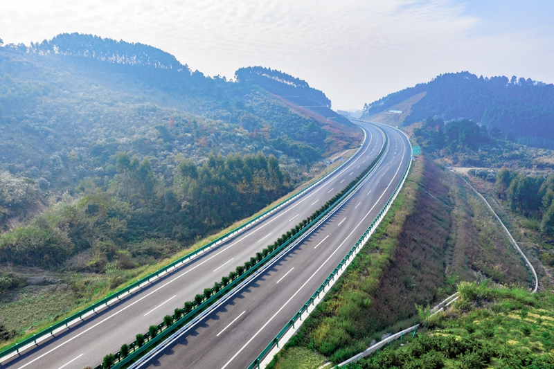 6.高速公路與群山相連，植被覆蓋率高，與原生態(tài)環(huán)境恢復(fù)有機結(jié)合.jpg