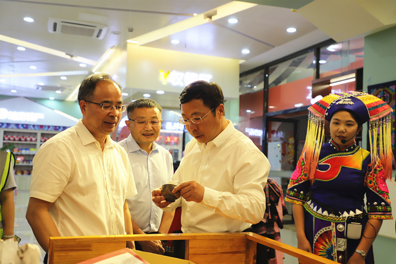 金善文（右二）聽取服務區(qū)農產(chǎn)品板塊匯報_副本.jpg
